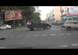 Украинские водитель и пассажир уходят с места аварии